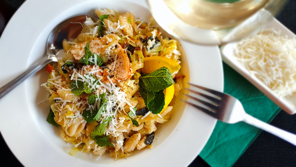 Pasta al limone met gerookte kip, Chinese kool, pecorino en munt