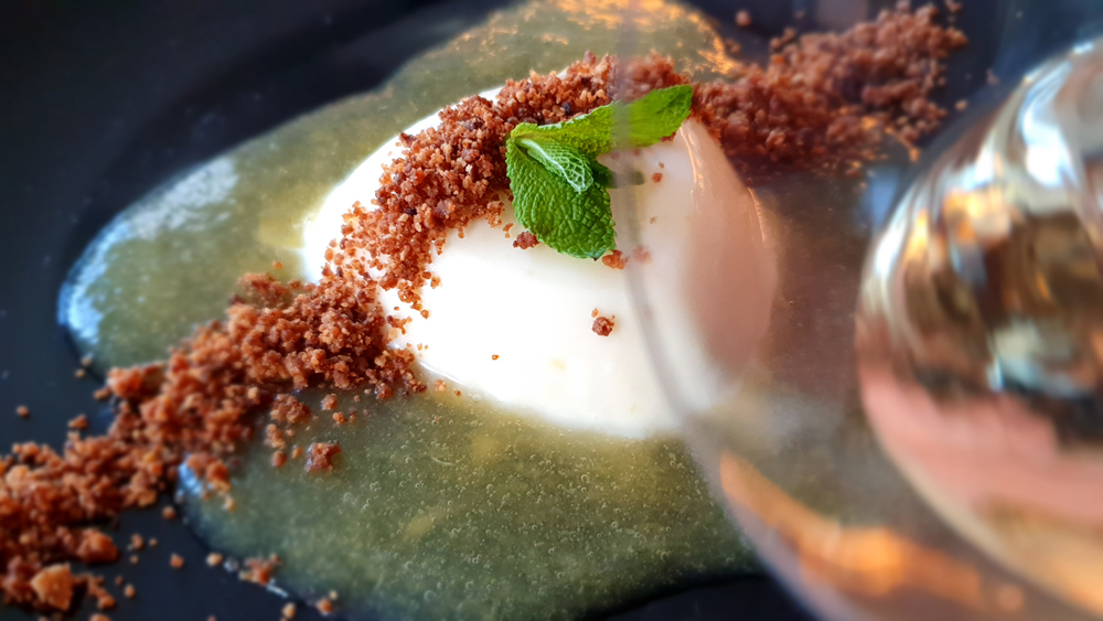 Citroen panna cotta met perzikcoulis en havercrumble