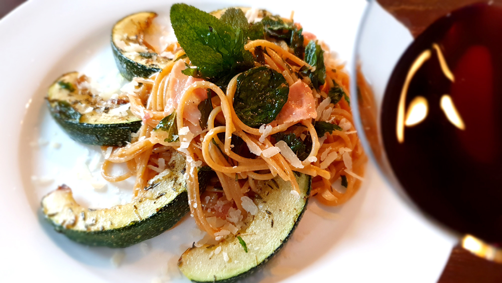 Pasta carbonara met bolcourgette en crispy kruiden