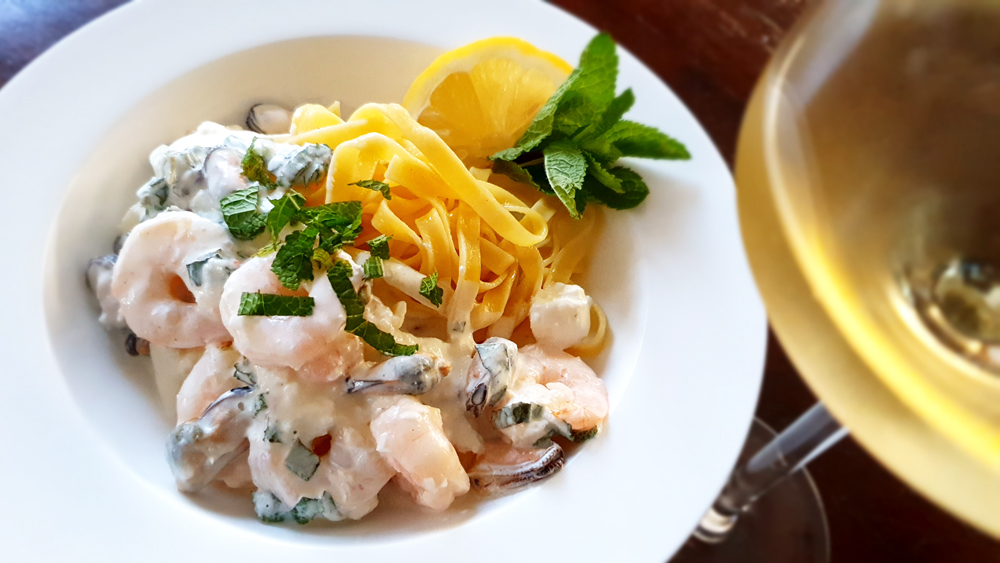 Tagliatelle met zeevruchten en citroensaus met munt